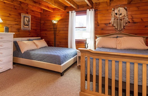 Portsmouth Cabin | Newport County-Yellowstone custom cabin 5 minutes from the beach