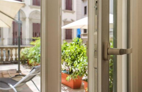 Duomo Apartment | Next to the Duomo of Florence, Raffaello, with Private Patio