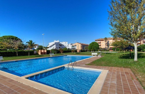 Mas Pinell Apartment | Nice apartment for 6 people with WIFI, pool, TV, terrace and parking