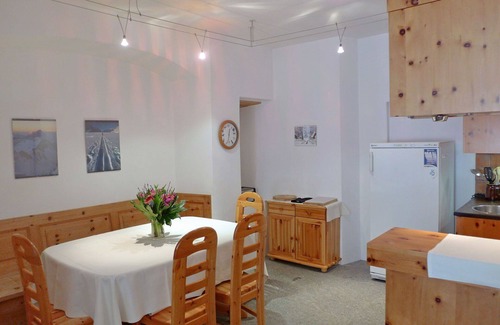 Celerina-Schlarigna Apartment | Nice apartment for 4 people with WIFI, TV, balcony, pets allowed and parking