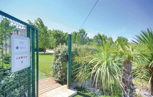 Le Sambuc Apartment | Nice Apartment In Le Sambuc With Wifi