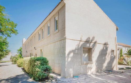 Le Sambuc Apartment | Nice Apartment In Le Sambuc With Wifi