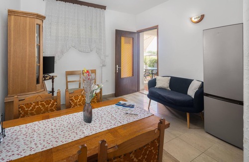 Lovrecica Apartment | Nice apartment in Lovrecica with WiFi