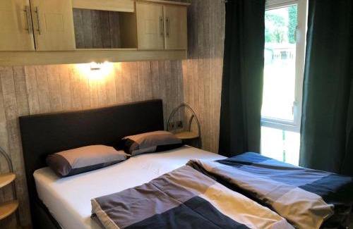 Wechelderzande Ski Chalet | Nice chalet with deck, in the Antwerp Kempen