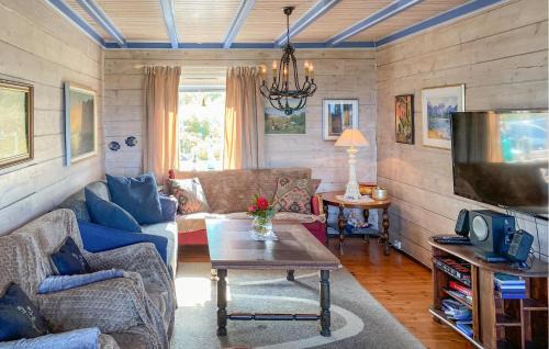 Gjengstoa House | Nice Home In Farstad With Wifi