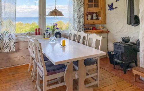 Gjengstoa House | Nice Home In Farstad With Wifi