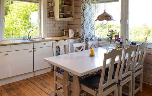 Gjengstoa House | Nice Home In Farstad With Wifi