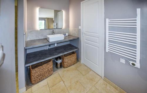 La Roque-sur-Pernes House | Nice Home In La-Roque-Sur-Pernes