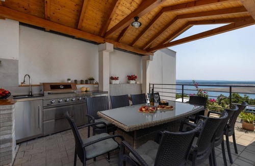 Smrika House | Nice home in Grmani with kitchen