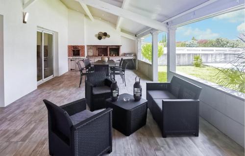 Linxe House | Nice Home In Linxe With Kitchen