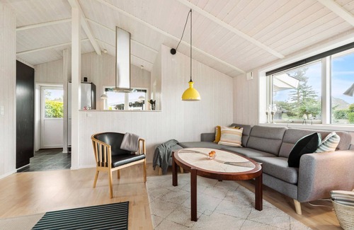 Ronde House | Nice home in Rønde with WiFi