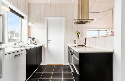 Ronde House | Nice home in Rønde with WiFi