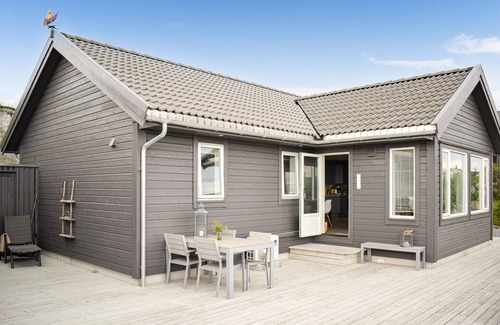 Sveio House | Nice home in Sveio with house sea view