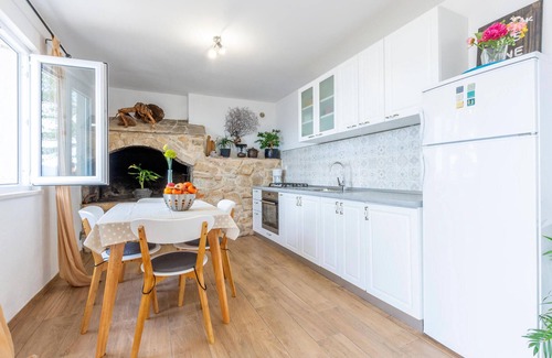 Jelsa Apartment | Nice studio in Poljica with WiFi