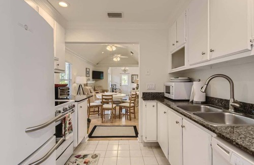 Flamingo Parks House | Nini’s Cottage - Family-Friendly Pool Days & Cabana Nights Await