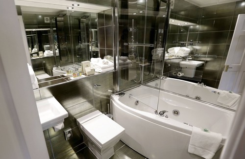 New Town Hotel | Nira Caledonia