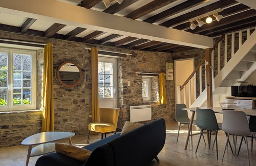 Quettehou House | nNorman stone house, close to the sea and tourist attractions