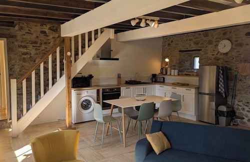 Quettehou House | nNorman stone house, close to the sea and tourist attractions