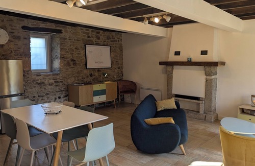 Quettehou House | nNorman stone house, close to the sea and tourist attractions