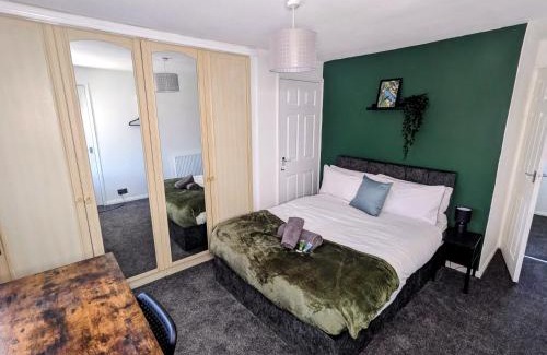 Liverpool House | No 51 - Spacious 3 Bed Home - Free Parking - Wi-Fi - Contractors
