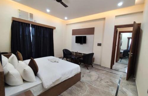 Greater Noida Hotel | NOIDA HOTEL THE GRAND MANSION# Near Hanuman Temple - Restaurant - Lift - And Free Parking Facilites - Fully Air conditioned Room - A Premium Top Rated Hotel In Noida