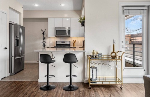 Mission District Apartment | Noir et Or Walk-up @ the Duke