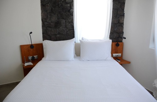 Monolithos Hotel | Noir Santorini