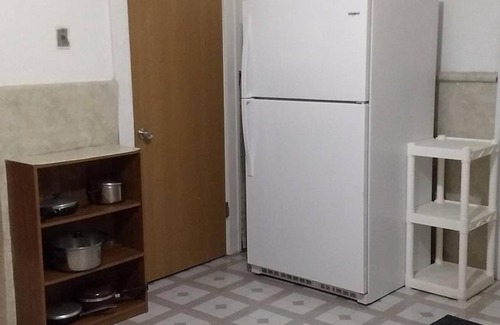 Bel-Ridge House | Non-Smokers Only Private Room 5 with Kitchen Best Price for 1 Long-Term Guest