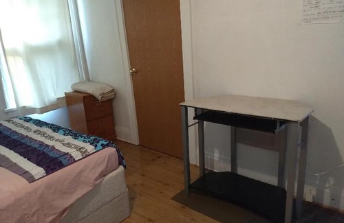 Bel-Ridge House | Non-Smokers Only Private Room 5 with Kitchen Best Price for 1 Long-Term Guest