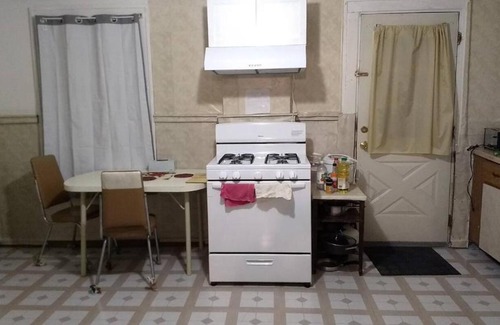 Bel-Ridge House | Non-Smokers Only Private Room 5 with Kitchen Best Price for 1 Long-Term Guest