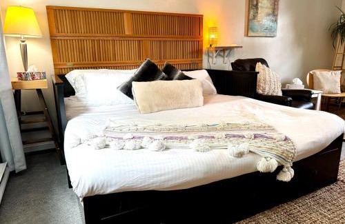 Carleton Place Apartment | NookSide Nest Upstairs 2bedroom Suite King, Queen Kitchenette, Parking