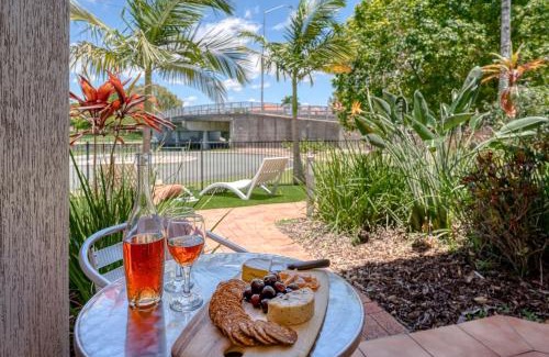 Noosaville Hotel | Noosa Sun - On the Noosa River