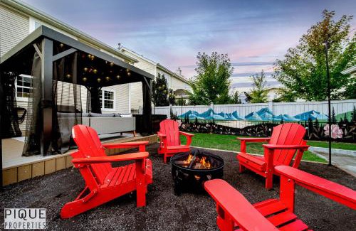 Griesbach House | Nordic Spa Retreat - Hot Tub - King Bed- Firepit - BBQ!