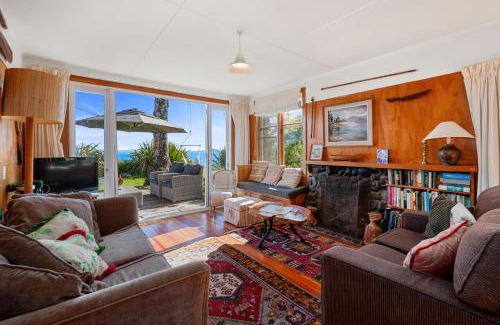 Hatepe House | North Cole Cottage - Hatepe Lake Front Home