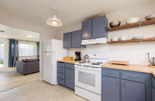 Eureka Cottage | 🐶 North Fork Cottage: Convenient, Pet friendly, Modern Furnishings!🌲