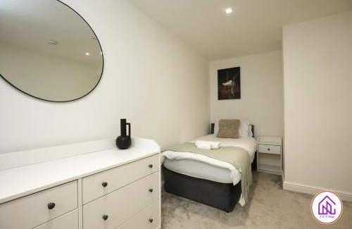 Cathays Apartment | North Road Apartments - Perfectly Placed, Close to Town & Castle with Private Parking