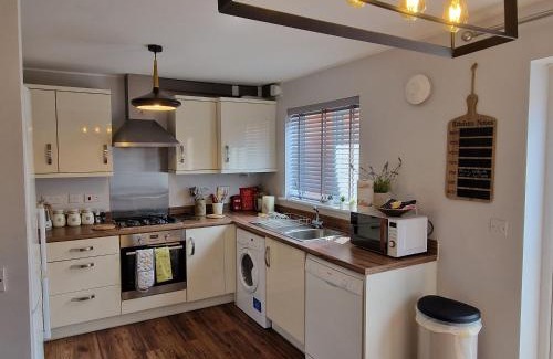 Cringleford House | Norwich, Lavender House, 3 Bedroom House, Private Parking and Garden