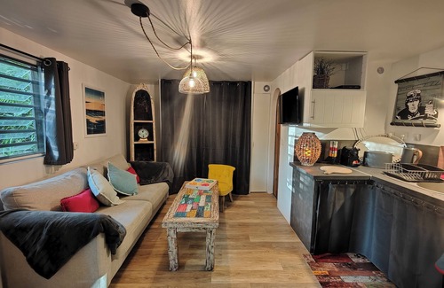 Les Avirons Apartment | nugget! Ocean view studio with private Jacuzzi in an exceptional tropical garden