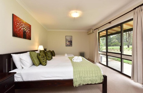 Nulkaba House | Nulkaba Escape, super central, walk to Zoo, short drive to Potters + Wineries