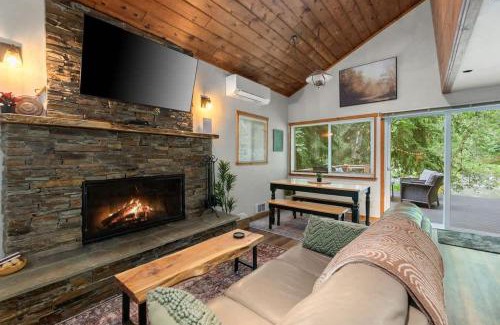 Verlot House | NWPADS-Verlot River Cabin - Hot Tub-Firepit-Beach