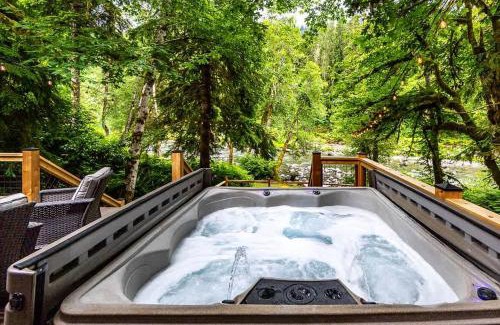 Verlot House | NWPADS-Verlot River Cabin - Hot Tub-Firepit-Beach