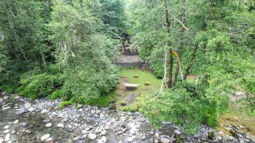 Verlot House | NWPADS-Verlot River Cabin - Hot Tub-Firepit-Beach