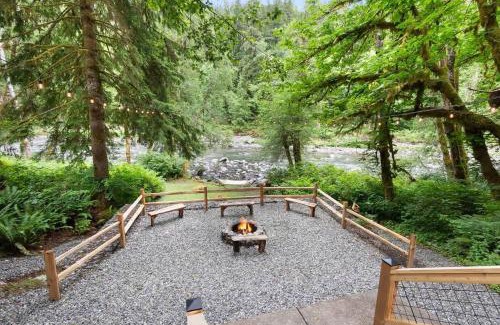 Verlot House | NWPADS-Verlot River Cabin - Hot Tub-Firepit-Beach