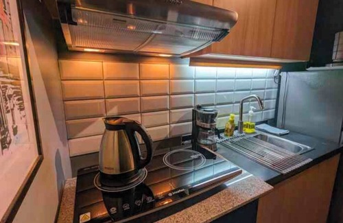 Bonifacio Global City Condo | NYC Vibes! 1-BR Condo in BGC with Pool, AC, Hi-Speed WiFi, Netflix! Sleeps 2-3