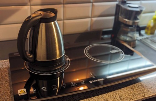 Bonifacio Global City Condo | NYC Vibes! 1-BR Condo in BGC with Pool, AC, Hi-Speed WiFi, Netflix! Sleeps 2-3