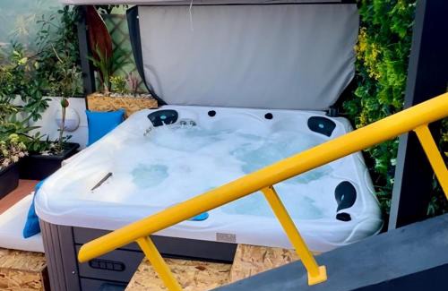 Torreira House | O CANTINHO DA RIA - JACUZZI with water at 35 degrees and POOL
