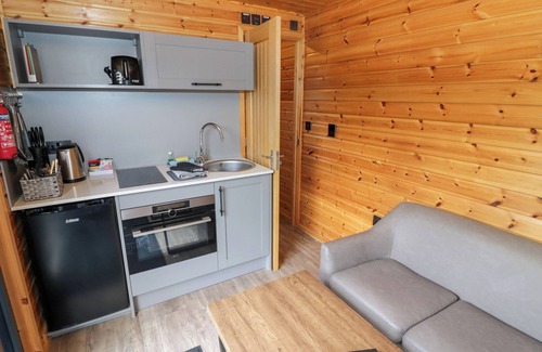 Chacombe Cottage | Oak Lodge At Bridge Lake Farm & Fishery