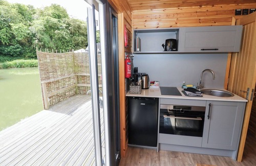 Chacombe Cottage | Oak Lodge At Bridge Lake Farm & Fishery
