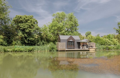 Chacombe Cottage | Oak Lodge At Bridge Lake Farm & Fishery