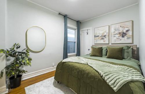Oak Park House | Oak Park 5bd 2bth sleeps 11 with 3 private parking